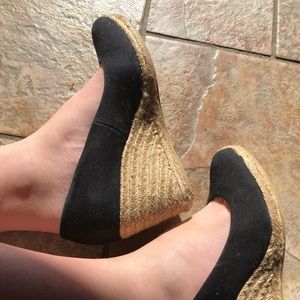 Black wedges